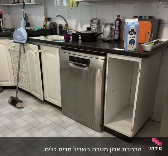 מטבח עם ארון פתוח ליד מדיח כלים